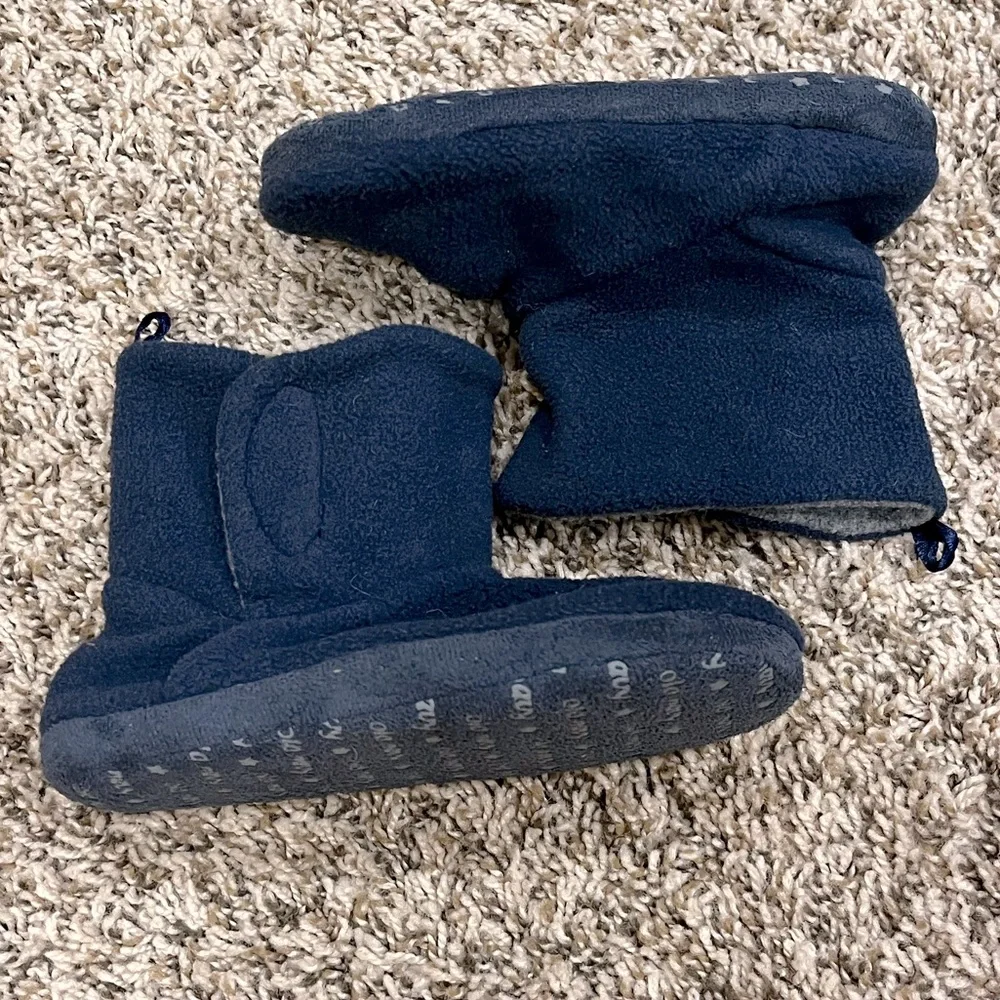 OLD NAVY slippers 🖤
